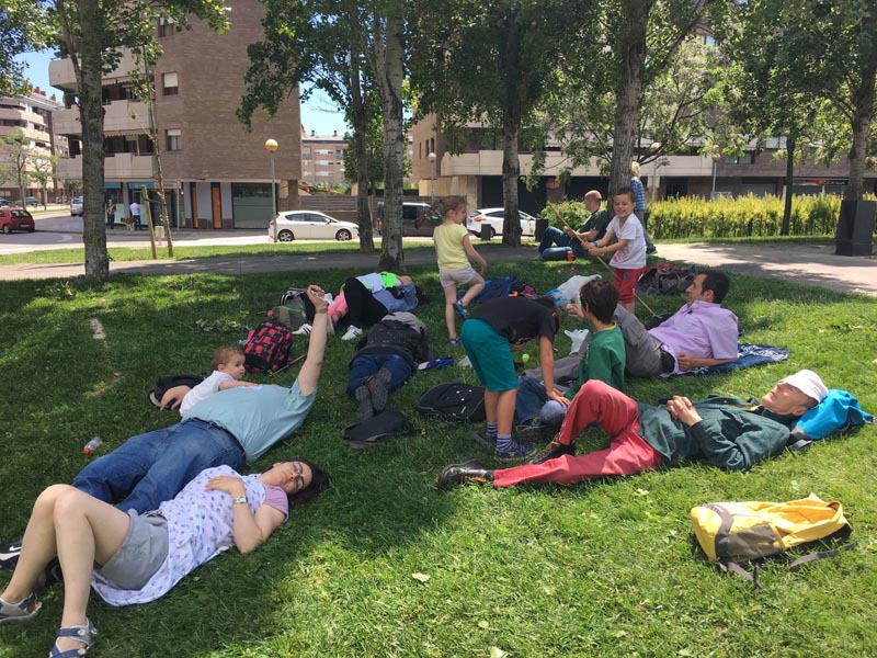 Apareix una foto on els excursionista estan descansant sota uns arbres