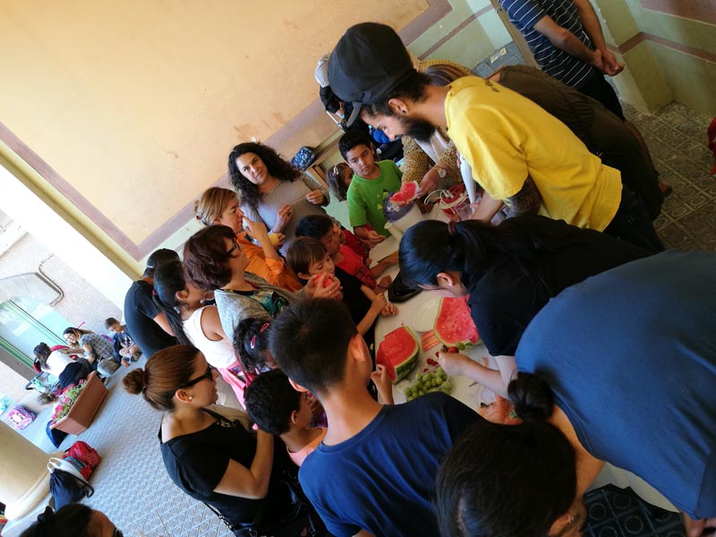 Apareix una foto del Daniel i les famílies fent sucs al taller de sucs 01-06-2017 organitzat per l'AMPA i la comissió escola de famílies